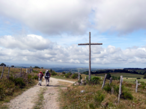 Holzkreuz vor Saint-Chély